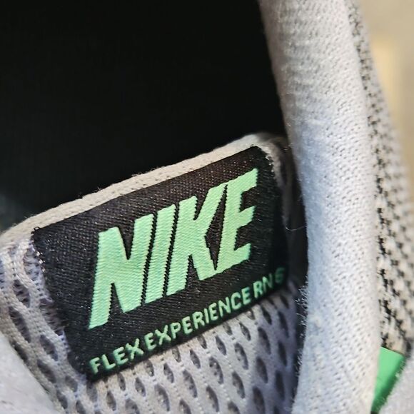 Men's Nike Black and Mint Green Running Shoes Size 10.5 - Picture 7 of 11